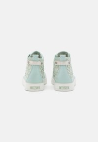 Ljus mintgröna högsole sneakers med ett strukturerat snörningsmönster, släta läderdetaljer och vita gummisulor. Har logotyp på hälen.