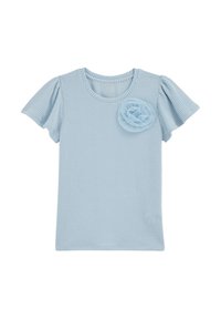 Top scurt de culoare albastru deschis, cu textura cordonată, guler rotund și ornament din material în formă de floare pe partea stângă. Este un model casual, cu mâneci cu volane suprapuse.