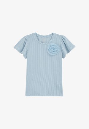 Jasnoniebieska bluzka z krótkim rękawem o prążkowanej fakturze, okrągłym dekolcie i tkaninowym kwiatowym akcentem po lewej stronie. Luzna, warstwowa, falbaniasta konstrukcja rękawów.