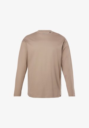 Beige lange mouw shirt van zachte stof. Heeft een ronde hals en een relaxte pasvorm met rechte zoom. Eenvoudig ontwerp, zonder patronen of accenten.