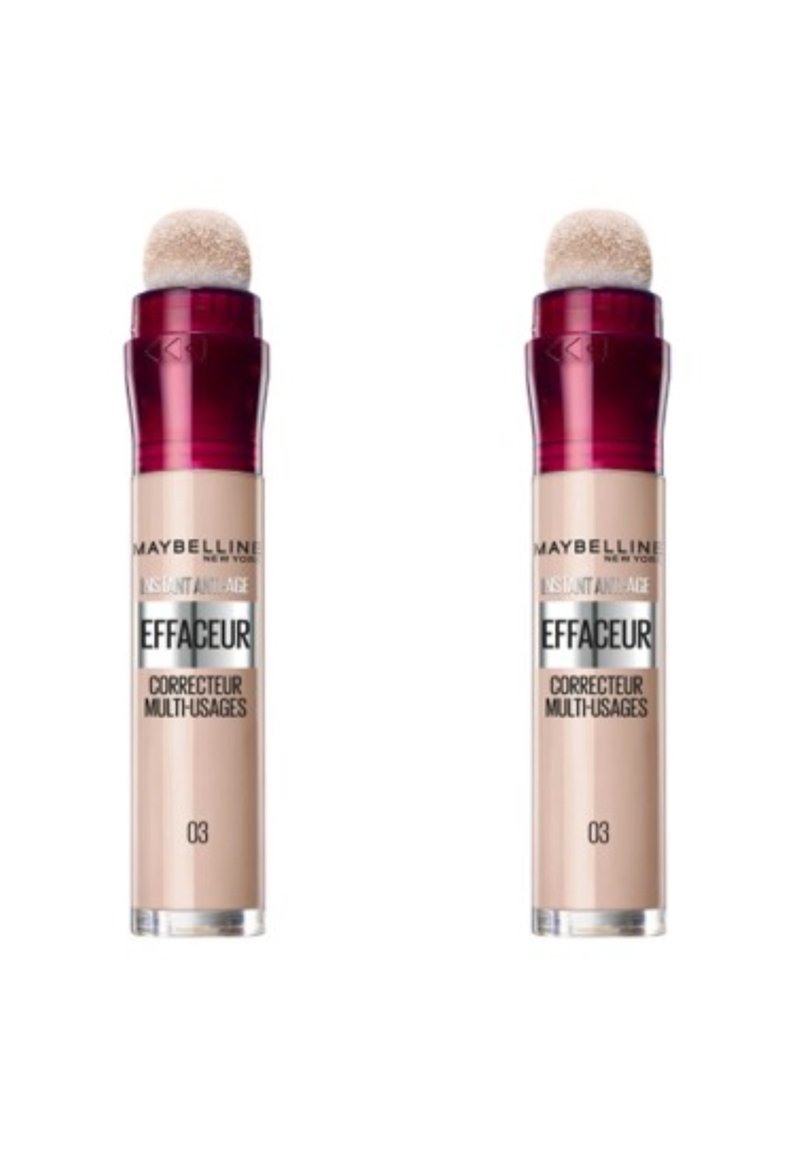 Deux tubes de correcteur Maybelline, beige clair avec une finition brillante, dotés d'un applicateur en éponge arrondi et d'un capuchon bordeaux. L'étiquette indique "03".