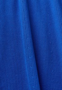 Tissu côtelé bleu avec une texture verticale présentant des motifs subtils de lignes et une surface lisse. Affiche une profondeur et une douceur de couleur.