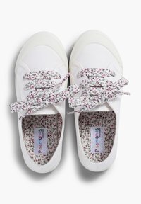 Sneaker bianche in tela con lacci e fodera interna a motivo floreale, caratterizzate da punta rotonda e suola in gomma.