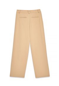 Pantalons larges beiges avec une texture lisse, dotés de deux poches arrière et d'une taille plate, conçus pour un ajustement décontracté.