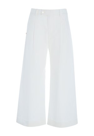 Pantaloni bianchi a gamba larga con pieghe, chiusura con bottone e una texture liscia. Presentano un design minimalista e un taglio dritto fino all'orlo.