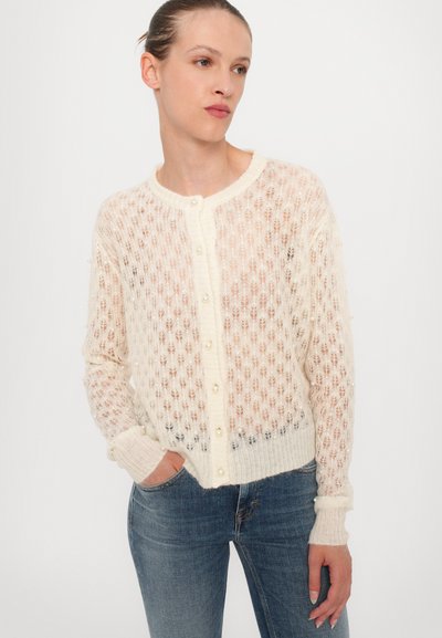 Leichter, cremefarbener Strickcardigan mit einem Blättermuster, Perlmuttknöpfen und gerippten Bündchen. Offen gestrickte Textur.