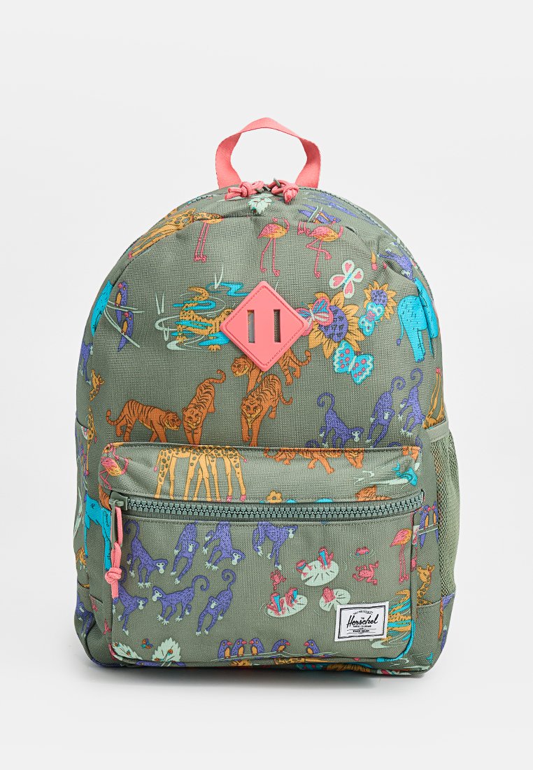 Zaino in tessuto verde con motivi colorati di animali e fiori, dettagli rosa, tasca anteriore con zip e manico superiore.