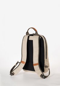 Zaino beige con pannello posteriore in tessuto scuro, spallacci regolabili, accentuazione in pelle marrone, chiusura con cerniera e un design elegante e minimalista.