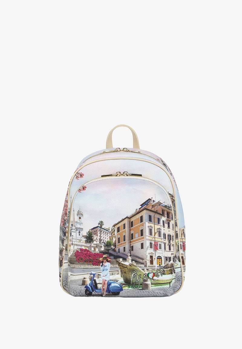 Zaino multicolore con stampa cittadina, dotato di chiusura con zip, accenti crema e superficie testurizzata. Dettagli notevoli includono un design di monopattino.