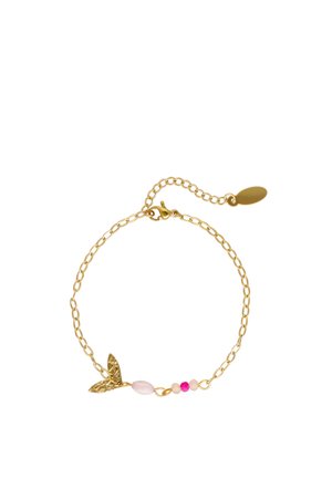 Brățară delicată din lanț auriu cu o închizătoare, având un mic charm reprezentând o frunză aurie și trei mărgele roz de nuanțe și dimensiuni diferite.