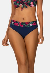 Zestaw bikini z kwiatowym topem typu crop z wiązaniem z przodu oraz granatowymi figami z wysokim stanem, wykonanymi z gładkiego materiału.