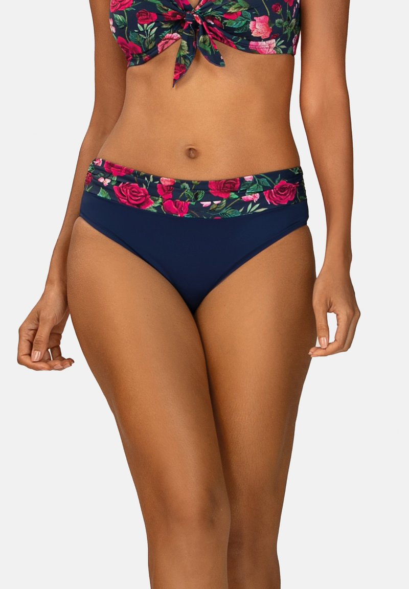 Zestaw bikini z kwiatowym topem typu crop z wiązaniem z przodu oraz granatowymi figami z wysokim stanem, wykonanymi z gładkiego materiału.