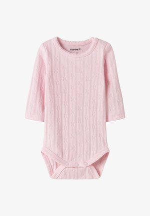 Różowe body niemowlęce z długim rękawem, z tłoczonymi wzorami gwiazdek, okrągłym dekoltem i zatrzaskami u dołu dla łatwego zapinania.