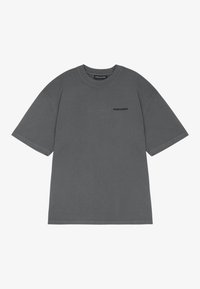 Tmavě šedé oversized tričko s krátkým rukávem, kulatým výstřihem a malým černým logem "PEGADOR" na levé hrudi.