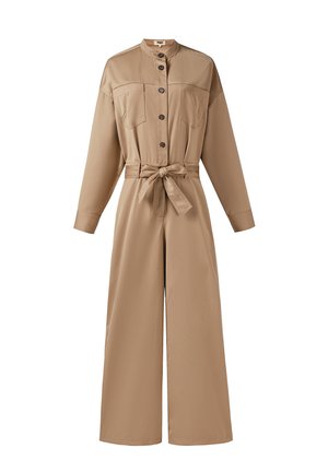 Tan jumpsuit met lange mouwen, knopen aan de voorkant, borstzakken, een bandkraag, wijde pijpen en een bijpassende stoffen riem gestrikt in de taille.