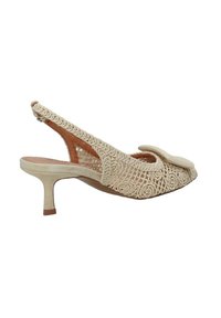 Scarpa slingback beige con intricate lavorazione intrecciata, punta arrotondata e tacco kitten basso. Presenta un elemento decorativo piatto sulla punta.