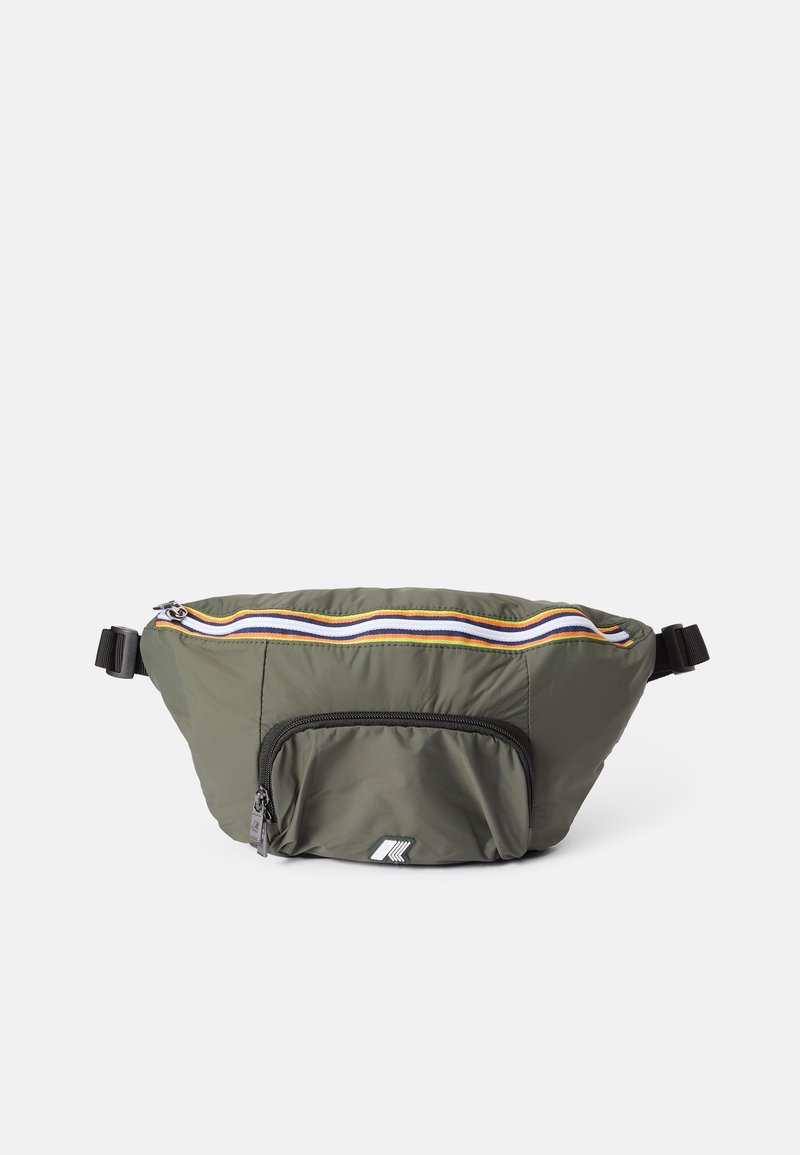 Saco de cintura verde oliva feito de tecido leve, apresentando um bolso frontal com fecho de correr, um destaque de riscas multicoloridas e uma alça ajustável.