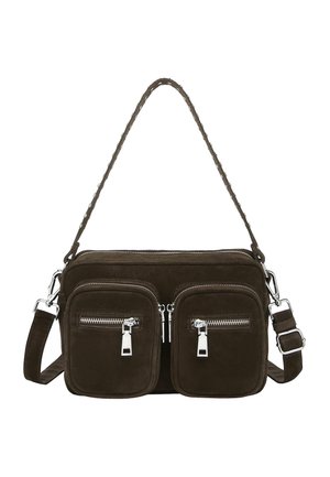 Dunkelbraune Wildleder-Umhängetasche mit zwei vorderen Reißverschlusstaschen, silberner Hardware, verstellbarem Riemen und einem Reißverschluss oben.