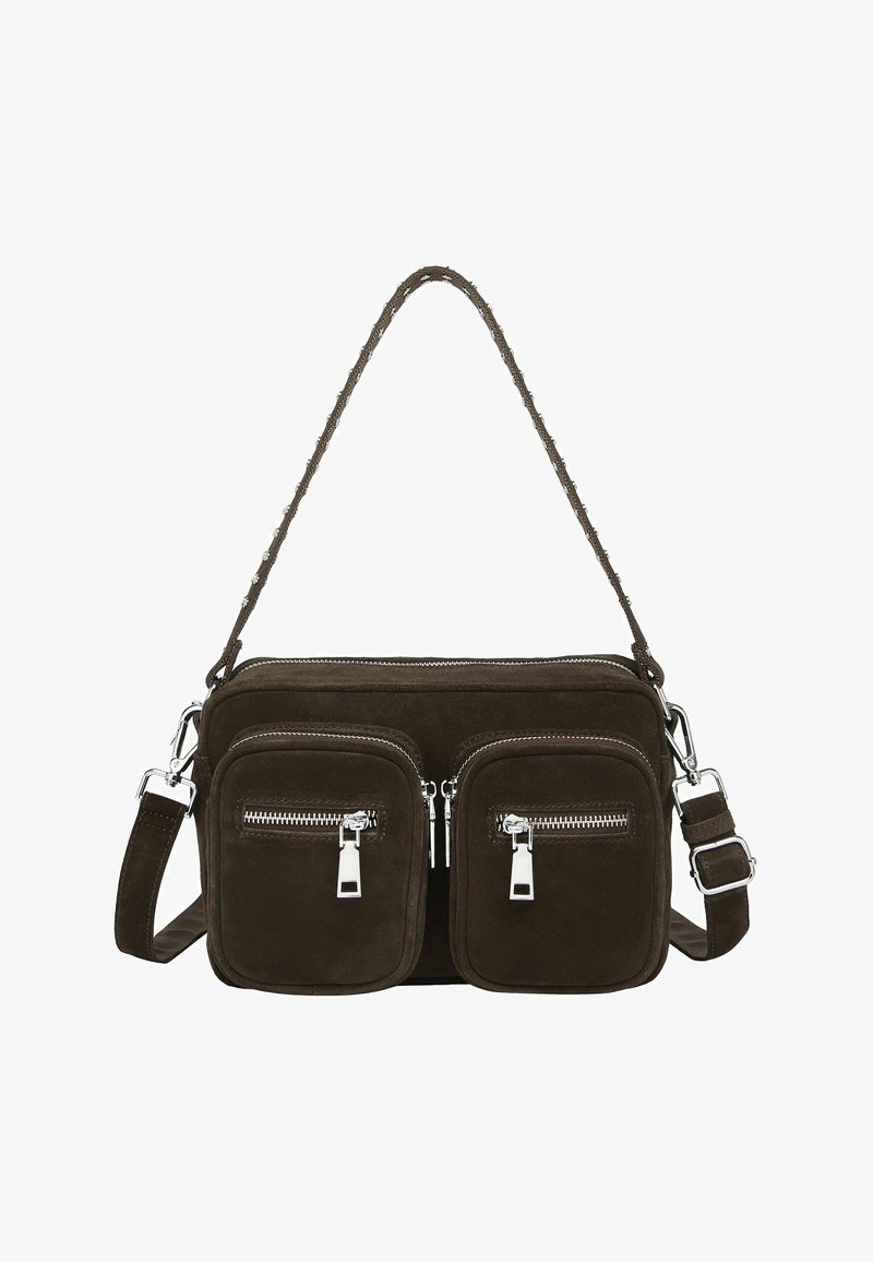 Sac bandoulière en daim marron foncé avec deux poches avant zippées, ferrures argentées, bandoulière réglable et fermeture zippée sur le dessus.