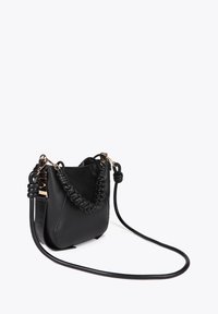 Czarna skórzana torebka z plecionym uchwytem, długim regulowanym paskiem i złotymi akcentami. Charakteryzuje się miękką teksturą i kompaktowym kształtem.