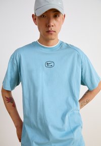Nike Sportswear AIR - T-shirt estampada - denim turq/black
