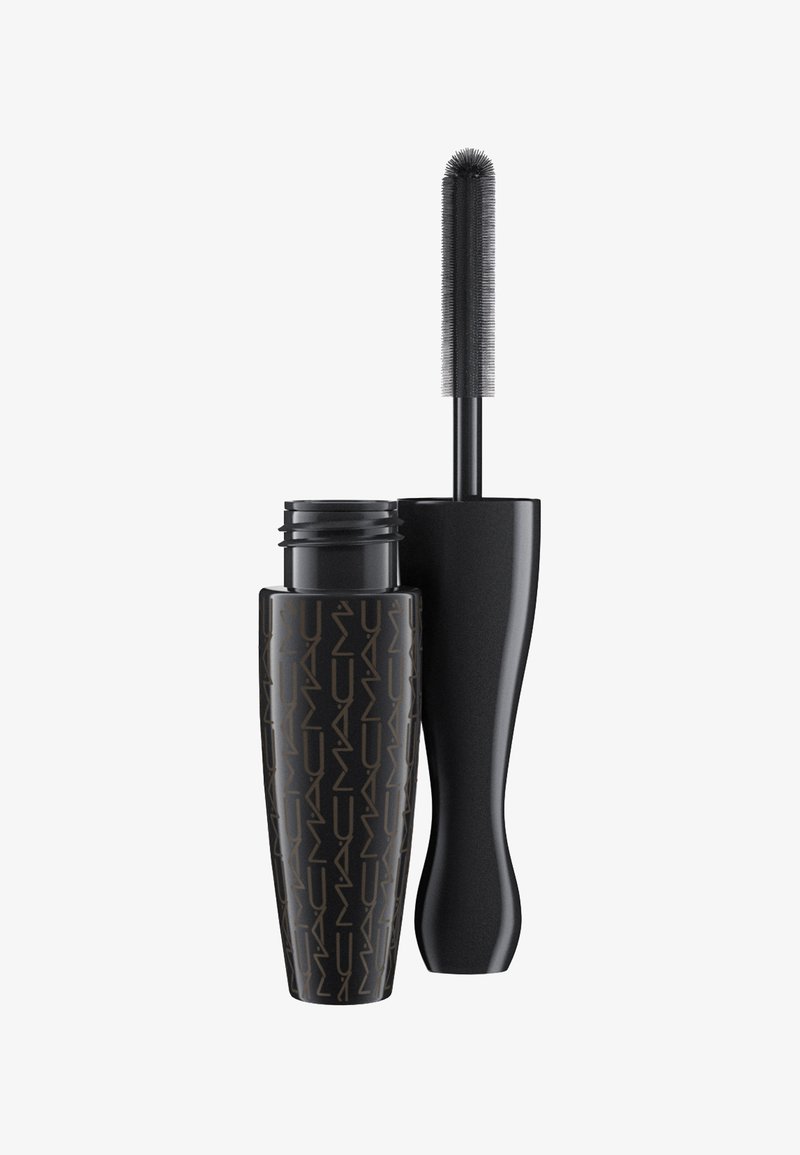 Tube de mascara noir avec un motif géométrique à côté d'une baguette noire courbée avec une brosse applicatrice à poils, sur fond blanc.
