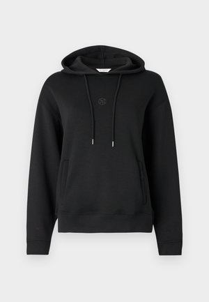 Zwarte hoodie van zacht materiaal, met een voorzak, koordjes en een subtiele geborduurde logo op de borst.