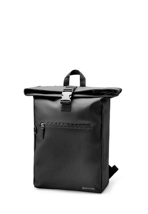 Svart ryggsekk med rulltopplukking, frontlomme med glidelås, lukking med plastspenne, bærehåndtak og justerbare skulderstropper.