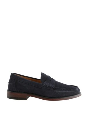 Mocassin en daim bleu marine pour homme avec semelle marron et coutures mocassin, style slip-on avec détail bande penny.