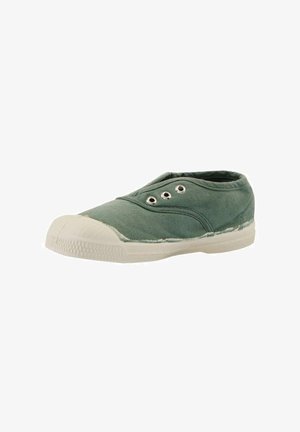 Baskets à enfiler en toile verte avec embout et semelle en caoutchouc blanc, dotées de trois œillets métalliques de chaque côté, orientées vers la gauche sur fond blanc.