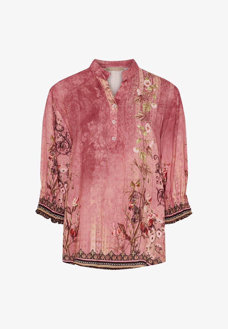 Ljusrosa blus med mandarin-krage, med blommönster, knäppning fram och svart spetsdetalj på ärmar och fåll. Tillverkad av bomull.