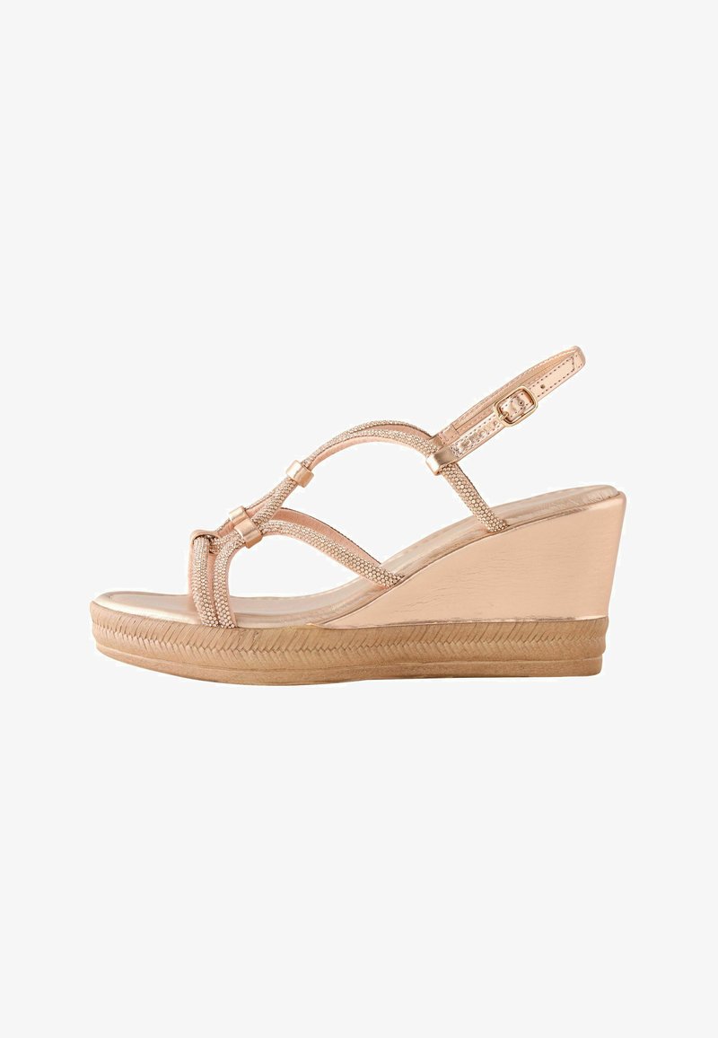 Sandale à talon compensé beige avec brides texturées, boucle à la cheville, semelle intérieure matelassée et semelle plateforme style corde, vue de côté.