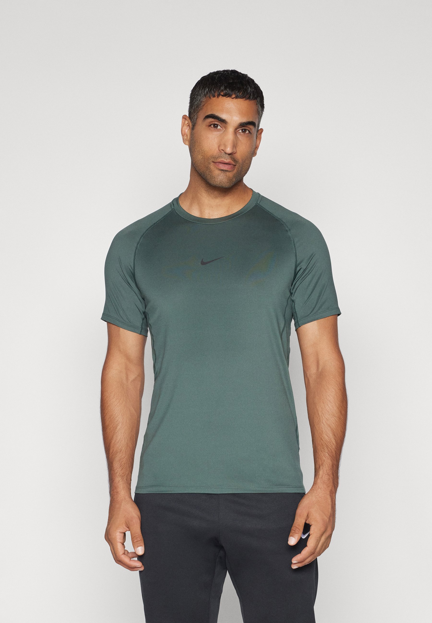 Nike Performance SLIM TOP T-Shirt sport vintage green/black