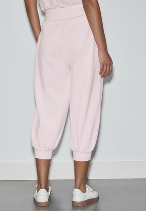 Next, REGULAR FIT - ACTIVE CROP BALLOON LEG MODAL TROUSERS . - Kalhoty - pink
