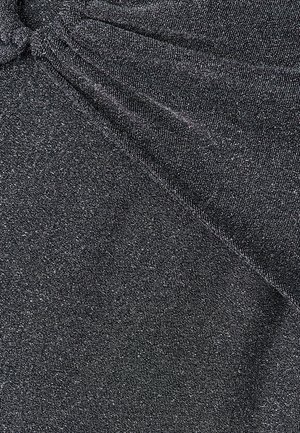 Tessuto metallico nero con superficie texture, caratterizzato da un dettaglio attorcigliato che crea pieghe e ombre. Aspetto liscio e elastico.