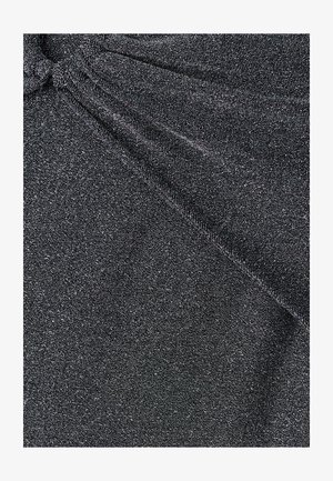 Metalna crna tkanina s teksturiranom površinom, s detaljem uvijanja koji stvara nabore i sjene. Glatki i rastezljivi izgled.