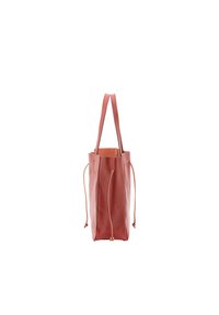 Rode leren tote bag met een gestructureerd ontwerp, voorzien van twee lange handvatten en trekkoorden aan de zijkanten. Soepele textuur.