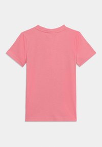 Ροζ κοντομάνικο πλεκτό μπλουζάκι με ριμπ ύφανση και ψηλή στρογγυλή λαιμόκοψη, παρουσιάζεται επίπεδα σε λευκό φόντο.