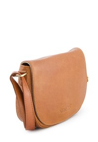 Brun læder crossover-taske med en rund klap, justerbar rem, gyldent hardware og præget branding. Glat overflade med minimal syning.