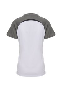 T-shirt de sport à manches courtes avec une partie supérieure en maille grise et un bas blanc, présentant un accent noir le long de la couture de l'épaule. Texture lisse.