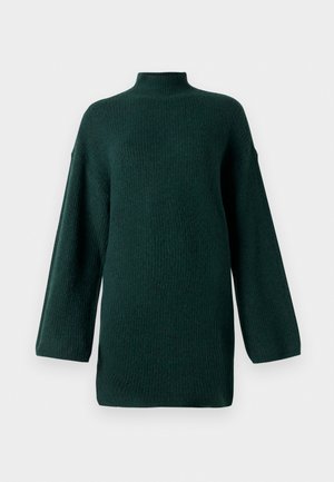 Tmavě zelený svetr s texturou, vysokým límcem, dlouhými rukávy a mírně oversized siluetou. Obsahuje žebrované pletené detaily po celém povrchu.