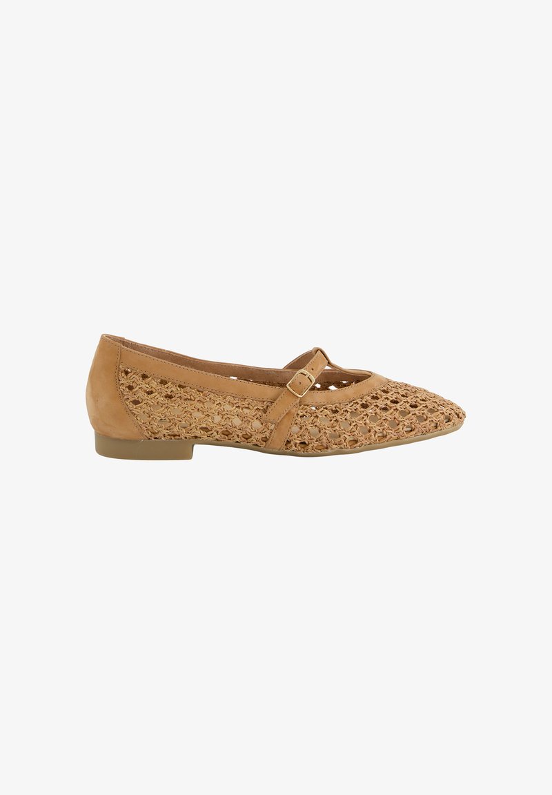 Chaussure plate beige avec côtés tissés, bout pointu et une bride unique avec une petite boucle sur le dessus.