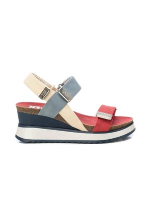 Sandalia de cuña con tira roja en los dedos, tiras azules y beige en el tobillo, hebillas metálicas, plantilla de corcho y suela plataforma blanca y azul marina.