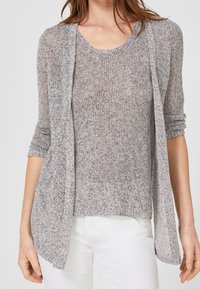 Lättvikts, öppen cardigan i grått, strukturerad stickad material med trekvartslånga ärmar och en förlängd nederkant.