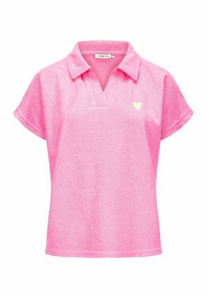 Polo en tissu éponge rose à manches courtes avec col ouvert et petit cœur jaune sur le côté gauche de la poitrine.