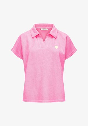 Polo en tissu éponge rose à manches courtes avec col ouvert et petit cœur jaune sur le côté gauche de la poitrine.