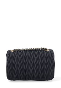 Borsa a tracolla in pelle nera trapuntata con cintura in catena dorata, caratterizzata da una superficie testurizzata e forma rettangolare.