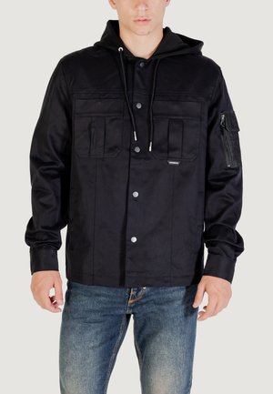 Schwarze Kapuzenjacke mit Knopfverschluss, zwei Brusttaschen und einer Reißverschlusstasche am Arm, aus glattem, strapazierfähigem Stoff.