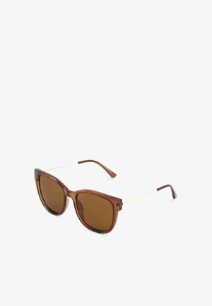 Brązowe kwadratowe okulary przeciwsłoneczne z cienkimi złotymi metalowymi zausznikami i brązowymi plastikowymi końcówkami na białym tle.