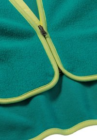 Giaccone in fleece color teal con zip e rifiniture verde chiaro. Tessuto morbido con una finitura interna liscia e dettagli di colore a contrasto.